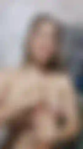 Die deinen schwanz lutscht und ihn über meine titten gleiten lässt.