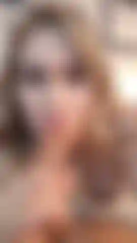 Die deinen schwanz tief lutscht.