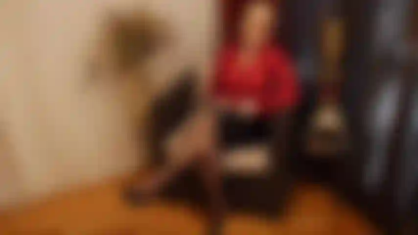 Ich muss einen weg finden, mich mit meinem schüler zu verbinden und ihn zu fragen, ob er irgendwelche leidenschaften hat. Er gibt zu, dass er von älteren frauen und dem gedanken an eine imprägnierung fasziniert ist. Ich ficke ihn und sage ihm, er soll mir ein baby geben.