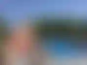 Ich liege am pool und werde so geil, wenn ich die sonne und den wind spüre, dass ich meine titten ausreiße und mit ihnen spiele. Ich fingere mich dann zu einem sehr schnellen heißen orgasmus. Immer so versaut draußen zu sein.