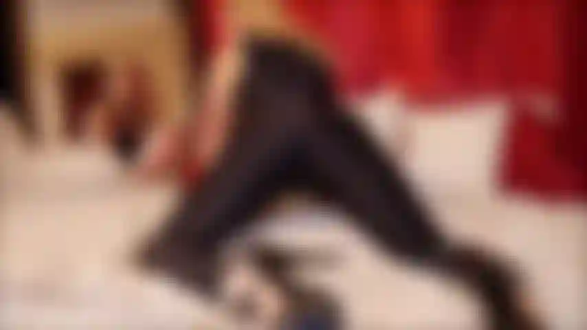 Ich bin auf dem bett vor einem spiegel in meinem ganzkörper-spandex-body und necke dich aus mehreren winkeln. Arsch und titten necken ... So geil, dass ich mir ein kissen schnappe und es ficke. Titten rausziehen, harte nippel... Komm für mich.