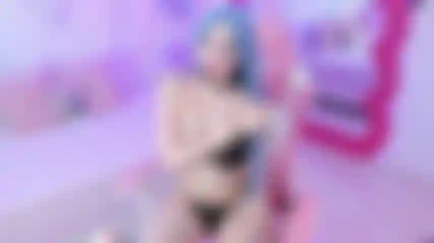 Ein schönes lateinamerikanisches mädchen mit einem großen schwanz im mund, sie hat viel spucke abbekommen, ihr ahegao-gesicht ist so heiß.