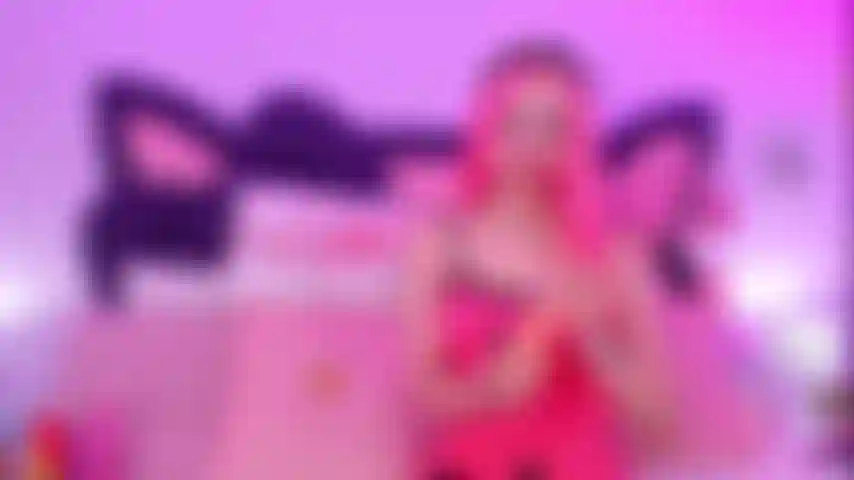 Ein wunderschönes mädchen masturbiert dich, bis du zum orgasmus kommst.