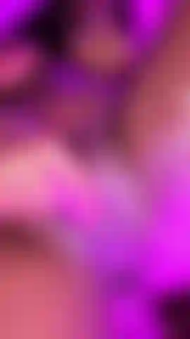 Schau dir meine muschi an, die vor vergnügen stöhnt.