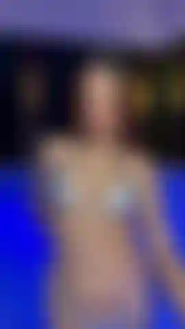 Ficke mir die kehle im pool, bis ich weine. Schalte das vollständige video frei und sieh zu, wie ich alles schlucke.