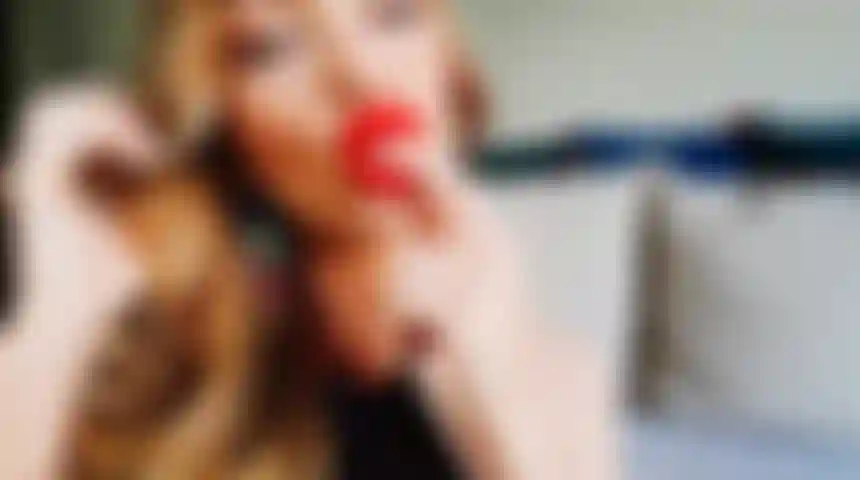 Gili-himmel – rote lippen, schwarze spitze.