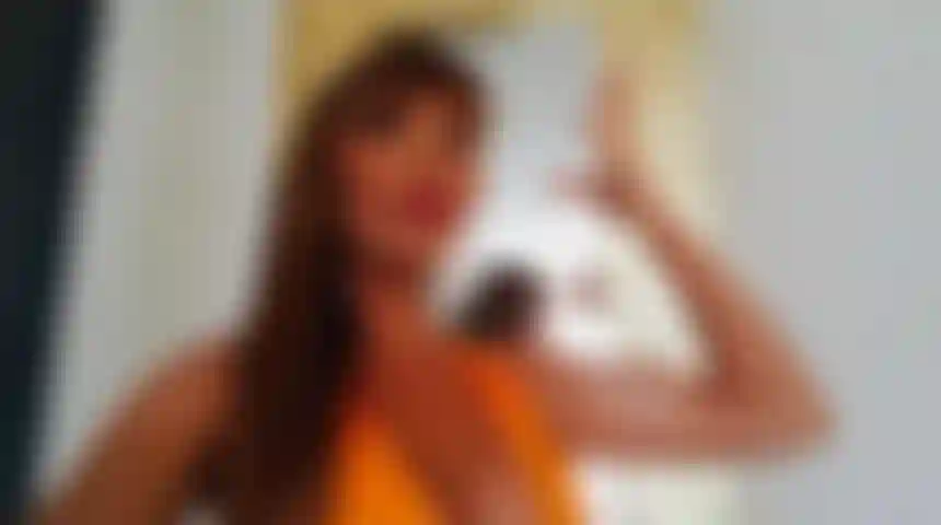 Verehre meinen unglaublich kraftvollen göttinnen-bizeps.