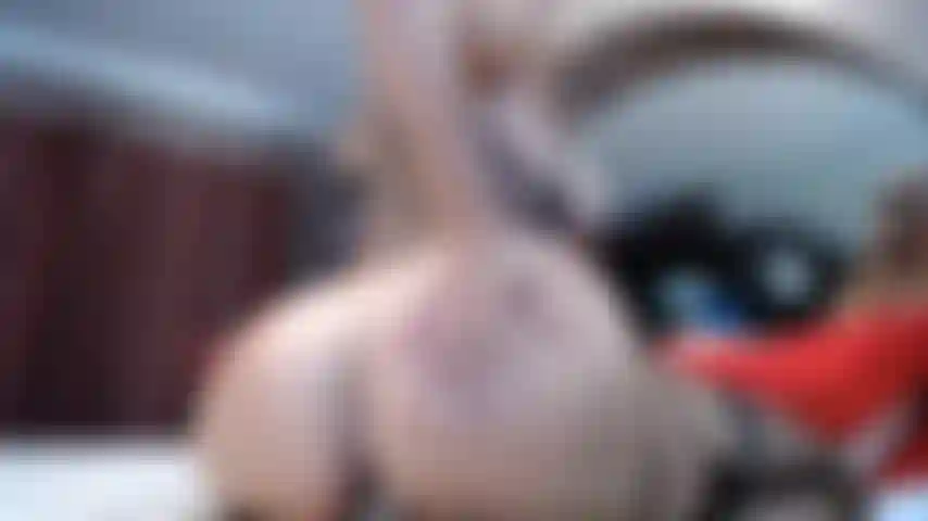 Ass to cam mit einem dildo.