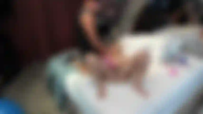 Die gleichzeitig mit spielzeug in mir saugt.