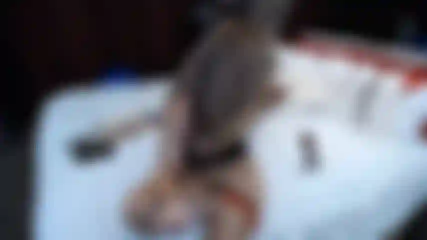 Mit der muschi spielt.