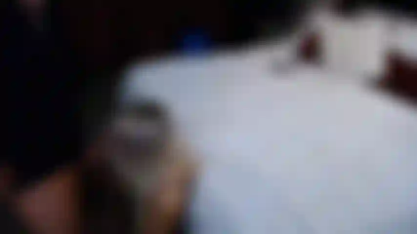 Jenny taylor, die einen schwanz von bo blake in einer dreiershow lutscht.