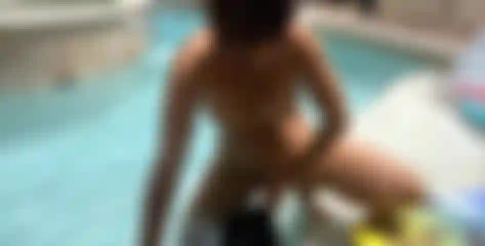 Ficke mich im pool auf dem sonnenregal.