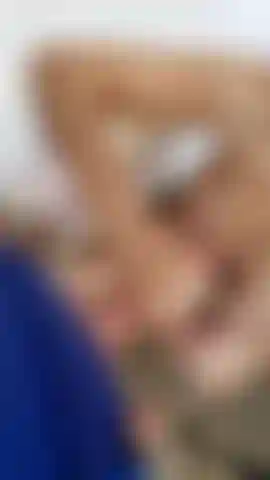 Die einen dicken schwanz streichelt.