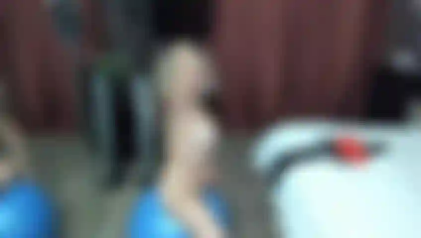 Die einen dicken arsch auf einem trainingsball hüpft.