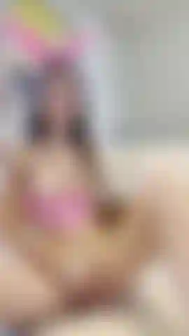 Ein rosa osterhasen-cosplay.