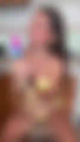 Ein zungendildo in form eines regenbogen-einhorns.