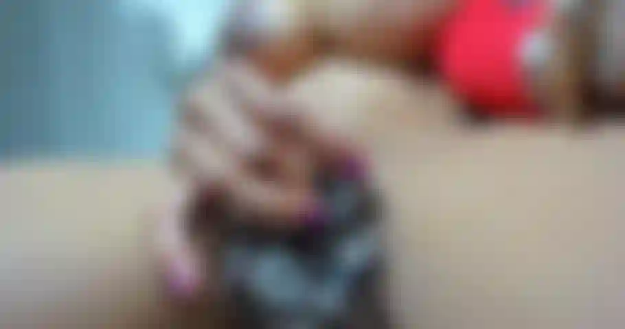 Nach dem abendessen und wein will diese versaute milf aussteigen. Schau mir zu, wie ich meine windelfotze ficke und abspritze.