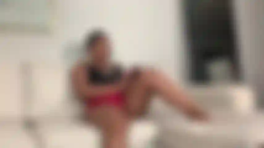 Ein geschrumpfter junge, der den arsch zerquetscht.