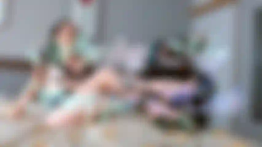 Ich weiß, wie sehr du stripper-heels liebst, die hohe plateausohle, die kristallklaren riemchen und den extra langen absatz. So heiß, zu sehen, wie das klare riemchen meine zehen umschmiegt, zu wissen, wie verschwitzt sie werden – das macht dich schwach und verzweifelt nach mir. Ich reize dich mit nahaufnahmen meiner zehen, eingeschnürt in diese engen, klaren riemchen. Du willst sie so sehr ablecken, du bist so eine dreckige fuß-schlampe. So einfach, dich mit diesen heels zu kontrollieren. Ich werde dir einen abspritz-countdown geben und beweisen, dass mir dieser beta-schwanz gehört.