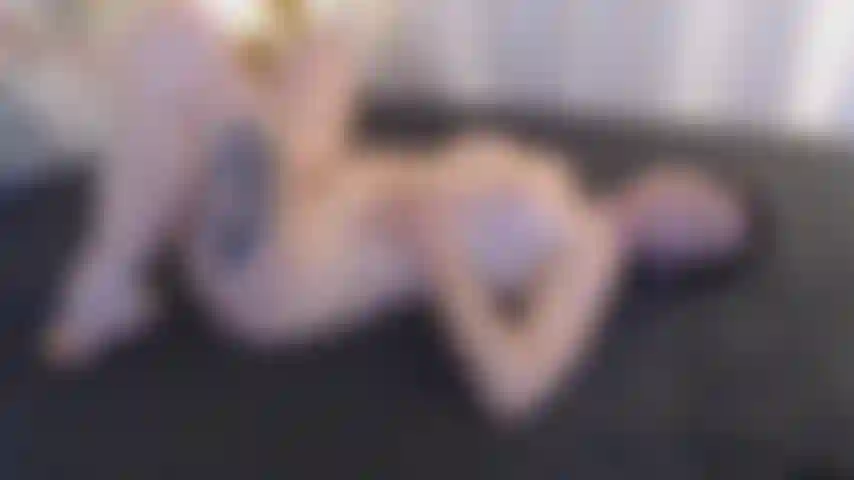 Sinnliche selbstbefriedigung, kein spielzeug. Sieh mir zu, wie ich meinen kitzler berühre, bis ich abspritze!