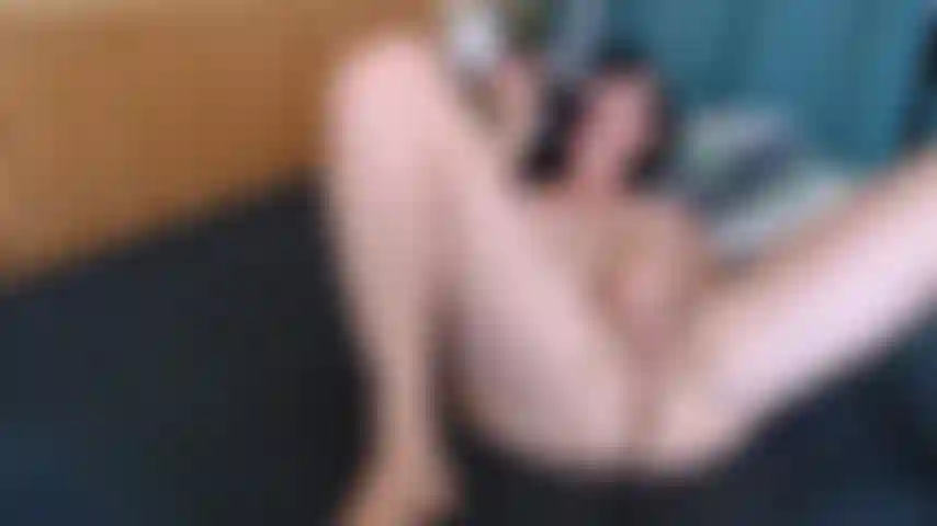 Die meine haarige rosa muschi mit einem großen schwarzen dildo fickt.