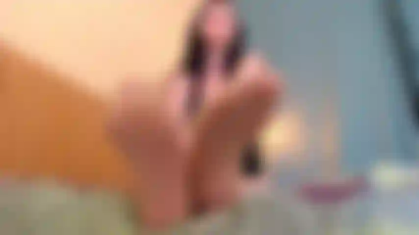 Auf den boden, du erbärmlicher, geiler, perverser fuß-verlierer. Du wurdest darauf trainiert, nur auf füße geil zu werden. Du bist verzweifelt nach ihnen. Meine füße in nackten strümpfen anzusehen macht dich schwach, aber du bist verzweifelt nach meinen nackten füßen. Bitte darum.Zuzusehen, wie ich meine strümpfe abziehe, macht dich so aufgeregt, so viel vorflüssigkeit, während du sie anbetest – du liebst es, meine schwache, erbärmliche fuß-schlampe zu sein. Du bist so dankbar, wenn ich dir sage, daran zu schnüffeln und dann jeden zeh langsam zu lutschen und in deine hose zu spritzen, wenn ich deinen mund mit meinem fuß ficke.