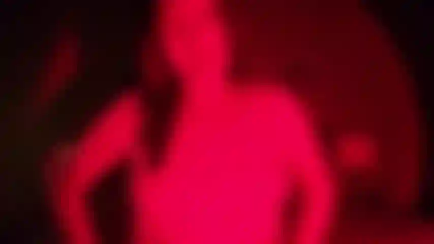 Pegging-fantasie: in diesem video beschreibe ich eine meiner ultimativen fantasien. Wir haben uns in einer bar getroffen, du hast für alles bezahlt und dachtest, du würdest glück haben ... Wenn wir zu mir zurückkommen, ziehe ich meinen strapon an und ich bin der glückliche, der ihn anzieht du.