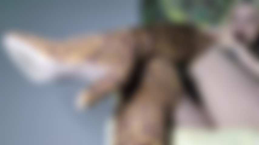 Schnelle stiefelanbetung: beeil dich, schlampe! Streichle für meine halterlosen strümpfe mit tiermuster.