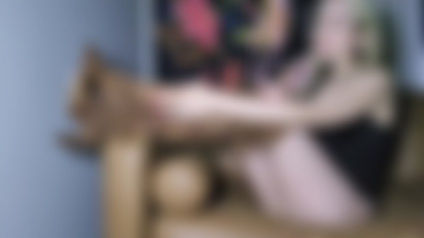 Bete mich in meinen overknee-stiefeln aus wildleder mit animalprint an: geh auf die knie und bete mich in diesen stiefeln, netzstrümpfen und dessous an. Sei eine brave stiefelschlampe.