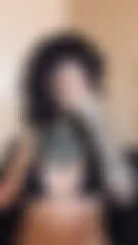 Sph – eine gemeine gothic-freundin lacht über deinen kleinen schwanz.