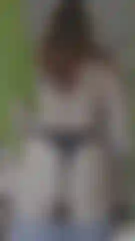 Schau, wie sich mein arsch in diese shorts zwängt.