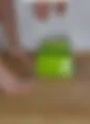 Zerstöre meine geburtstagstorte mit meiner frischen pediküre.