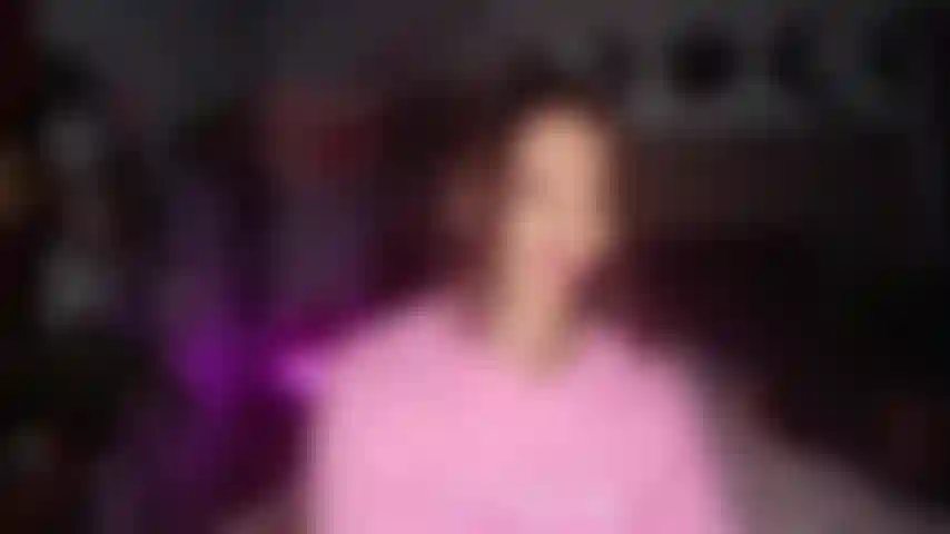 Ein verzogenes baby fickt einen verlierer mit einem großen schwanz.