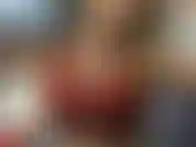 Eine fitte und muskulöse göttin. Ich trage meine glänzende schwarze yogahose mit einem sexy kleinen turntop und mache dich total süchtig nach meinen muskeln! Meine starken arme, meine tollen bauchmuskeln und mein kraftvoller arsch machen dich verrückt!