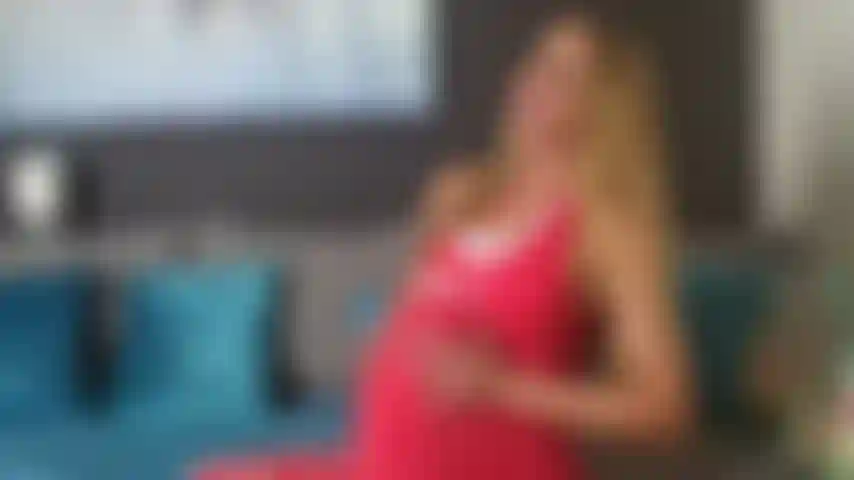 Fettes schweinchen vs. Fitte frau, du bist ein dicker mann mit einem dicken bauch. Ich lache immer über faule, fette schweinchen wie dich, wie faul und erbärmlich du bist! Ich zeige dir meinen eigenen fitten und flachen bauch, aber du kannst niemals solche bauchmuskeln haben!