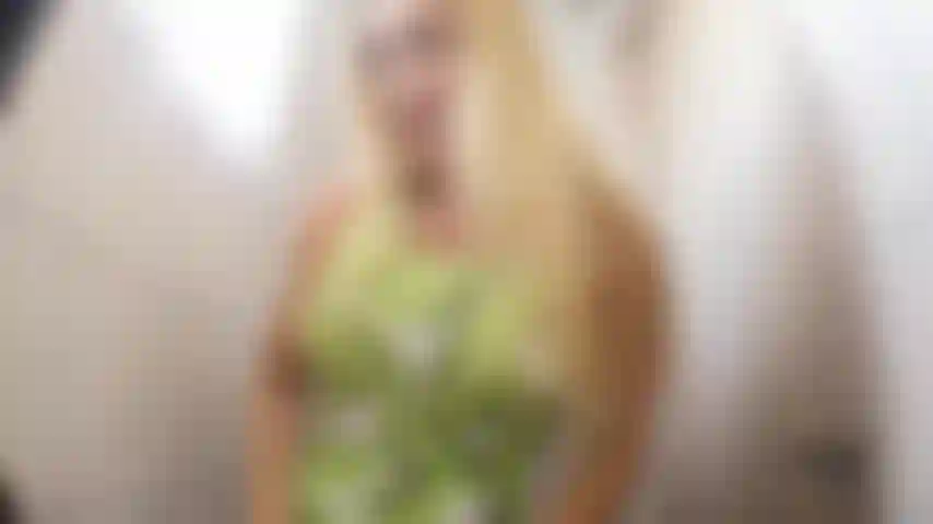 Öffentlicher orgasmus mit interaktivem spielzeug in einem einkaufszentrum. Ich fahre mein auto, gehe spazieren und esse in einem einkaufszentrum, gehe einkaufen, während mein üppiges spielzeug in mir steckt und einer meiner freunde es auf seinem handy steuert.