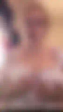Ich ziehe mein oberteil herunter, zwicke meine nippel und befehle dir, dich für mich zu wichsen ich schiebe den ausschnitt meines kleides herunter, greife dann nach hinten und öffne meinen weißen bh, lasse ihn fallen. Meine vollen brüste quellen heraus, die nippel hart. Mmm, schau mir zu, wie ich sie massiere und kneife... Ich zwicke meine empfindlichen nippel. Wichse deinen schwanz für mich — reib ihn schön langsam, während ich diese titten vor dir reize. Du kommst, wenn ich es dir sage! #Bigboobs #bigtits #bignipples #curve #joi #dirtytalk.