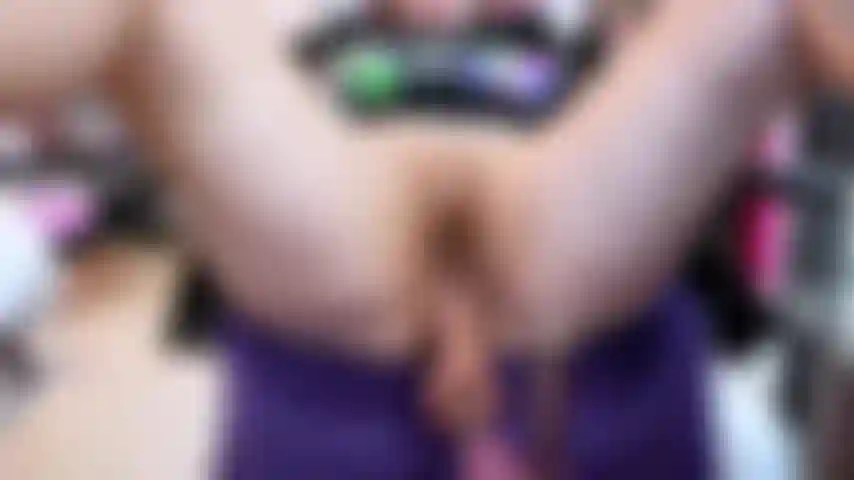 Ich sitze auf dem stuhl, die beine weit über die armlehnen gespreizt, die muschi entblößt. Ich positioniere die fickmaschine so, dass der riesige dildo auf mein loch gerichtet ist. Ich schalte sie auf niedrige stufe ein und stöhne, während sie immer wieder tief in mich hineinstößt. Ich klammere mich an den stuhl, mein körper zittert, meine titten hüpfen heftig, während die maschine meine muschi schneller und tiefer fickt.