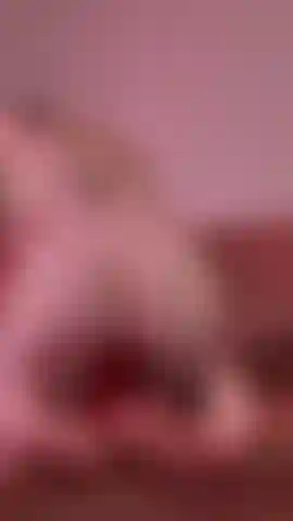 Ich besteige den dicken dildo auf dem sofa in der reverse-cowgirl-position in der reverse-cowgirl-position sinke ich langsam hinunter und spüre, wie jeder zentimeter mich dehnt und tief ausfüllt. Mein hintern hüpft rhythmisch, während ich hart darauf reite, kreisend mahle und bei jedem stoß stöhne. Mein rücken wölbt sich, die hände umklammern meine oberschenkel, meine muschi greift fest zu, während ich mich schneller ficke und meine säfte den schaft hinunterlaufen. Purer genuss.