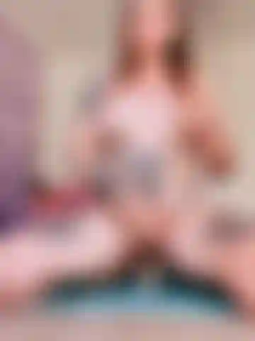 Ich reite auf dem dicken dildo, meine behaarte muschi tropft, während ich mich in der cowgirl-position darauf herablasse. Ich reite hart, mahle tief, mein nasses schamhaar reibt sich gegen die basis, während ich stöhne und immer schneller auf und ab hüpfe. Dann ziehe ich ihn heraus, schiebe ihn in meinen mund und sauge schlampig daran, während viel speichel an meinem kinn heruntertropft und das spielzeug bedeckt.
