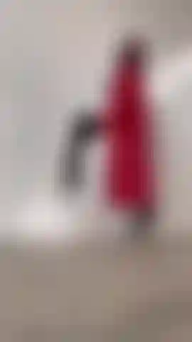 29. Echte göttin, teile mit dir mein fotoshooting in stiefeln und rotem umhang, es war sexy und heiß.