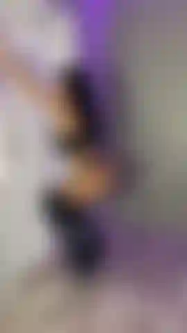 44. Sexy pole dance, neckend in heißen dessous und hohen stiefeln.