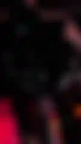 47. Heiß, sexy, starker pole dance im latex-body, handschuhen und stiefeln.