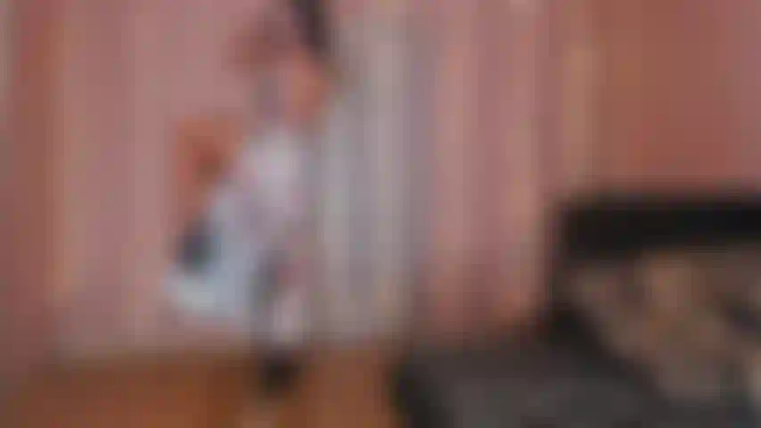 30. Pole dance im langen sommerkleid ohne höschen und heels.