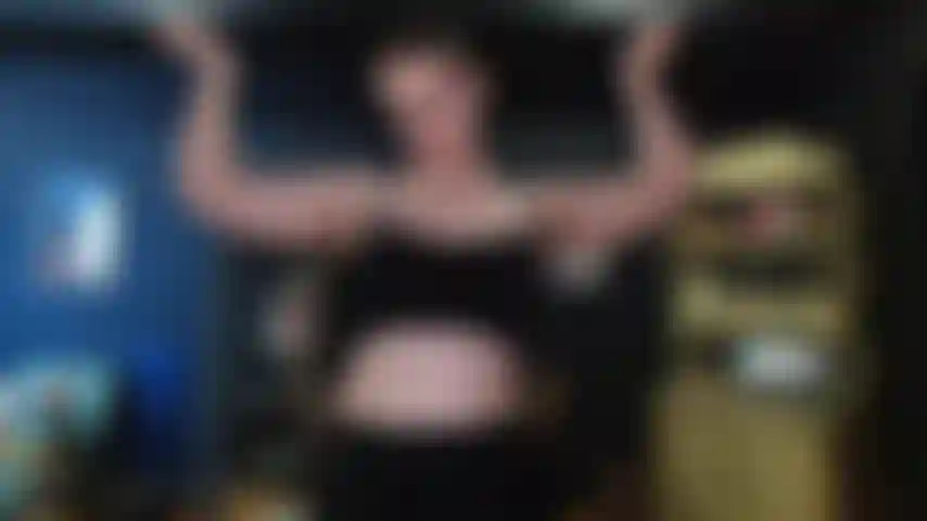 Muskelverehrung mit hanteln und fußverehrung.