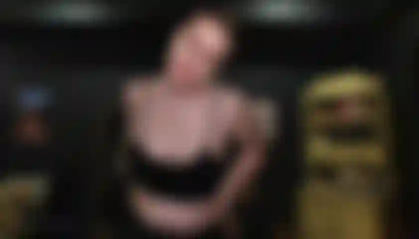 An der bar für die göttin den schwanz lutscht und seine ladung nimmt.