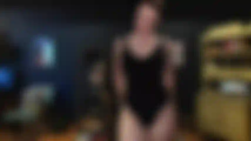 Lutsche einen schnellen schwanz, während ich meinen strapon streichle.