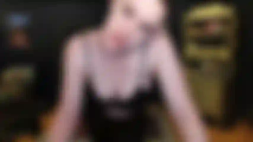 Pov strapon lutscht.