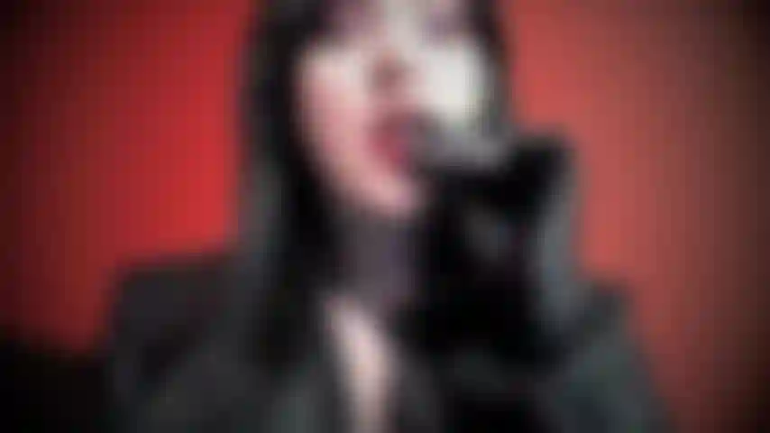 Ich liebe es zu rauchen und du liebst es, mir beim rauchen zuzusehen. Ich trage leder und sehe fabelhaft aus. Kein ton.