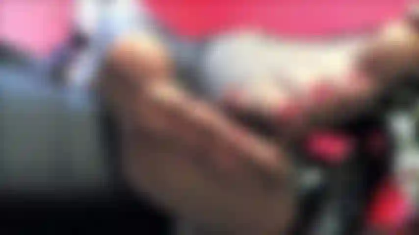 Dieses video ist perfekt für alle schwachen fußsüchtigen wichser, die nicht genug von meinen perfekten füßen bekommen können. Ich trage eine hauchdünne schwarze strumpfhose, die meine göttlichen füße zeigt. Kein ton.